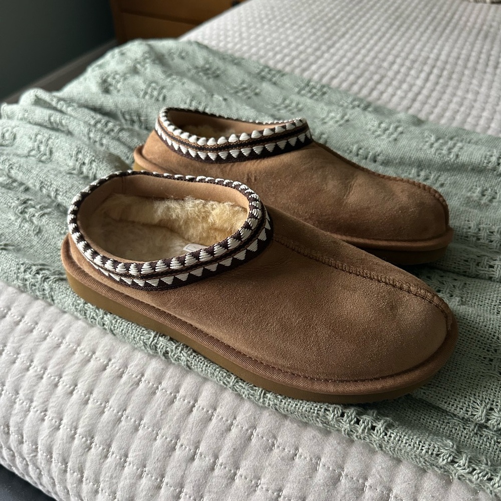 NWOT! Kirkland Signature Unisex Shearling Slippers - Tan